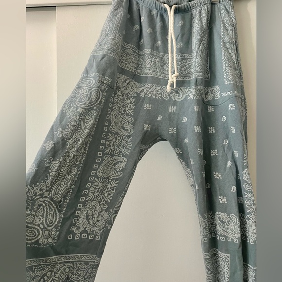 Hold ๐ - Picture 1 of 9